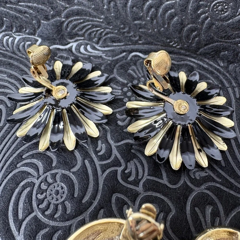 Set Of Two Pair Black Gold Tone Flower Daisy Trifari Round Clip‎ Back Earrings